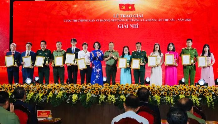 Giám đốc CATP Hà Nội Nguyễn Thanh Tùng và Phó Chủ tịch UBND thành phố Hà Nội Vũ Thu Hà trao giải Nhì cho các tác giả