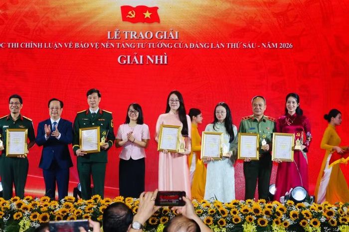 Phó Chủ tịch Thường trực HĐND thành phố Hà Nội Trần Thế Cương trao giải Nhì cho các tác giả