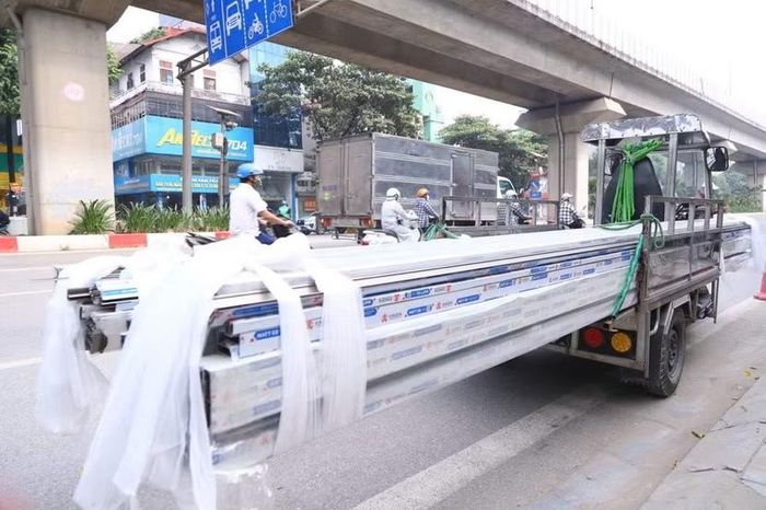 Dù đã được bịt qua loa ở đầu những thanh thép, nhưng nguy cơ tai nạn giao thông gây nguy hiểm đến tính mạng người xung quanh vẫn tiềm ẩn
