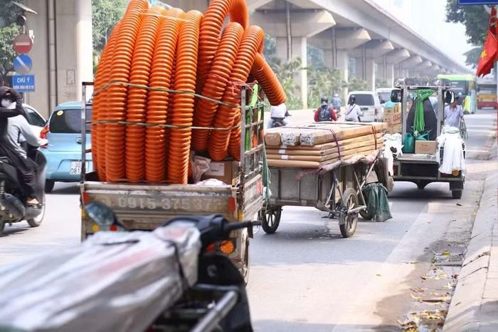 Hàng loạt phương tiện chở hàng hoá gây mất an toàn giao thông bị xử lý