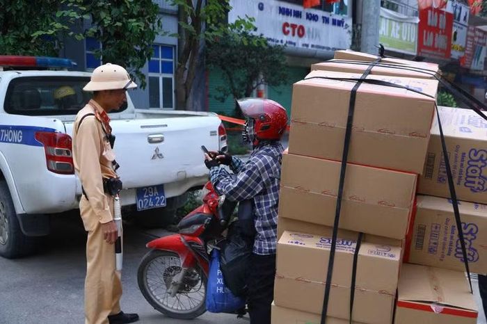 Vẫn là câu chuyện mưu sinh, nhưng trước nguy cơ mất an toàn giao thông, nguy cơ tai nạn ảnh hưởng đến tính mạng thì vẫn phải được xử lý nghiêm