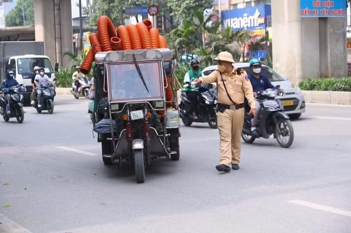 Một xe ba bánh tự chế chở hàng trên QL6 cũng được kiểm tra