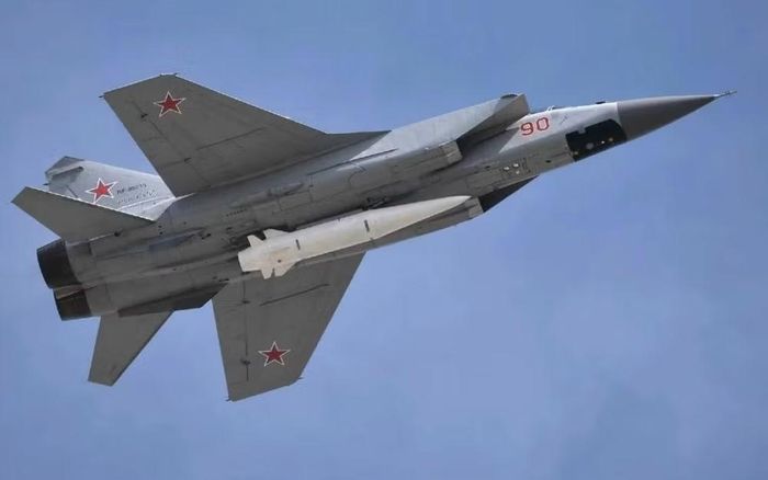 Theo đại diện Tổng cục Tình báo Ukraine, tên lửa siêu thanh Kinzhal có độ tương đồng khoảng 90% với tên lửa đạn đạo đất đối đất 9M723 của hệ thống Iskander-M.