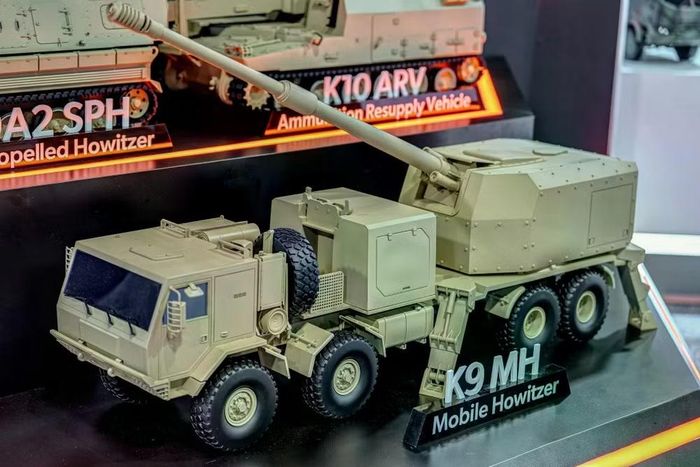 Bên cạnh pháo tự hành bánh lốp, Lục quân Mỹ cũng đang tìm kiếm các loại pháo tự hành bánh xích thế hệ mới theo chương trình MTC-T.