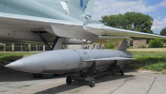Vũ khí gắn liền với máy bay là Kh-22, tên lửa chống hạm từ thời Liên Xô nhưng có thể sử dụng để tấn công mục tiêu mặt đất. Các biến thể hiện đại hơn như Kh-32 cũng được Nga sử dụng trong chiến tranh.