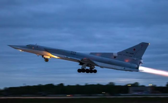 Mối đe dọa đối với Tu-22M3 không chỉ đến từ phòng không. Các căn cứ đặt máy bay cũng trở thành mục tiêu.