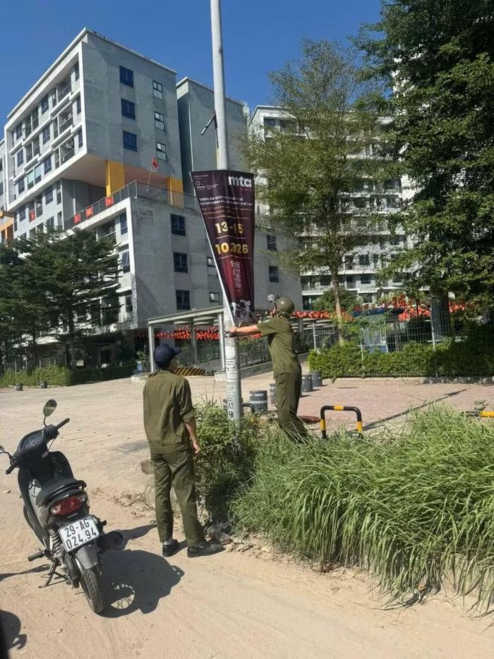 Các lực lượng tập trung rà soát toàn bộ tuyến đường, khu vực chợ, trường học, địa bàn công cộng, hệ thống cây xanh, tủ, trụ, cột điện để xác định vị trí có quảng cáo, rao vặt trái quy định bóc gỡ, xóa bỏ