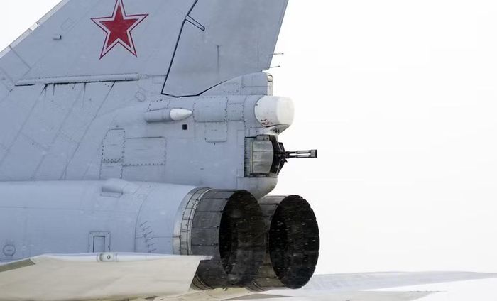 Tu-22M cũng khác Tu-22 rất rõ về bố trí động cơ. Thay vì đặt động cơ cao ở phía sau thân như Tu-22, Tu-22M sử dụng 2 động cơ phản lực đặt trong thân, với các cửa hút khí lớn nằm hai bên. Cấu hình này tạo nên phần thân dài và gọn, đồng thời phù hợp hơn với thiết kế máy bay tốc độ cao.