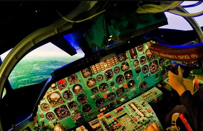 Tu-22M vì thế không đơn thuần là Tu-22 được kéo dài hoặc thay động cơ. Hình dáng khác biệt phản ánh một triết lý thiết kế khác: máy bay phải có khả năng bay thấp, bay xa, đạt tốc độ siêu thanh và mang tên lửa tầm xa trong cùng một nền tảng.