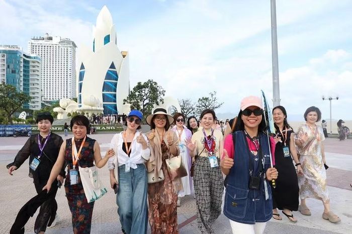 Khách du lịch Trung Quốc đến Khánh Hoà, Việt Nam. Ảnh: Xuân Thành