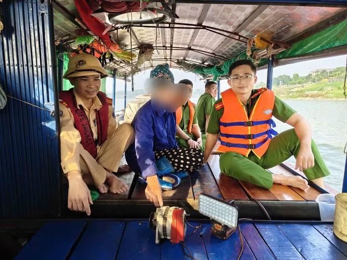 Tổ công tác phát hiện bà N.T.D (SN 1968, trú tại phường Hồng Hà, TP Hà Nội) đang sử dụng 1 bộ kích điện để thực hiện hành vi khai thác thủy sản dưới lòng sông Đuống.