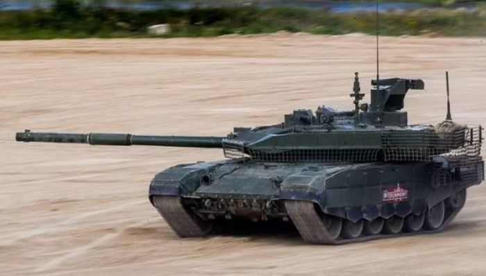 Cuộc xung đột tại Ukraine đã đặt T-90M trước những thách thức lớn. UAV trinh sát, máy bay không người lái góc nhìn thứ nhất (FPV), pháo binh và vũ khí chống tăng khiến xe tăng phải thay đổi cách ngụy trang, cơ động và phối hợp với bộ binh.