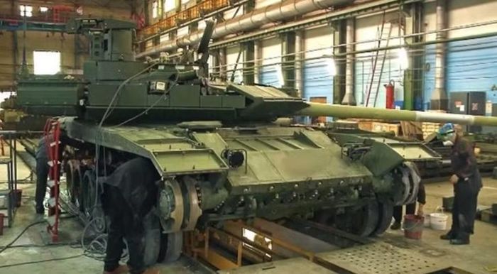 T-90M còn được cải thiện hệ thống quan sát và liên lạc, cho phép kíp xe theo dõi tình hình chiến trường, phối hợp với các đơn vị khác và thực hiện nhiệm vụ trong điều kiện ánh sáng hạn chế.