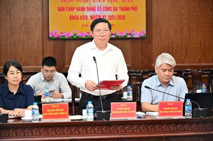 Đồng chí Trần Văn Khảm, Phó Trưởng Ban Nội chính Thành ủy phát biểu tại hội nghị