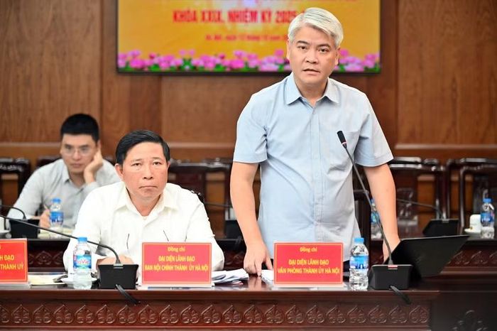 Đồng chí Phạm Quang Hưng, Phó Chánh Văn phòng Thành ủy phát biểu tại hội nghị