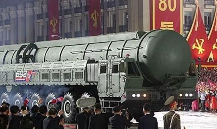 Sau buổi lễ, gia đình ông Kim tham quan khu trưng bày các loại vũ khí và thiết bị quân sự được phát triển dưới thời ông lãnh đạo.