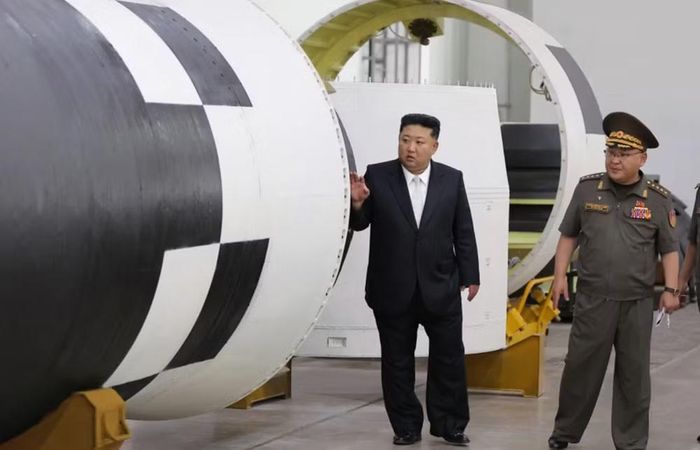 Tên lửa Hwasong-20 lần đầu được Triều Tiên hé lộ vào tháng 9/2025, sau chuyến thăm của ông Kim tới một viện nghiên cứu thuộc Cục Tên lửa.