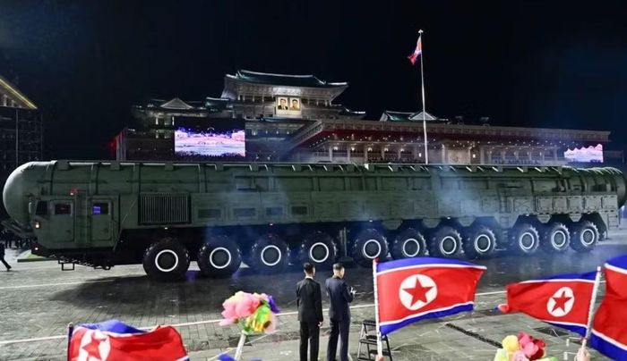 Tâm điểm của triển lãm là tên lửa đạn đạo xuyên lục địa (ICBM) Hwasong-20. Triều Tiên mô tả đây là "vũ khí hạt nhân chiến lược uy lực nhất" của nước này.