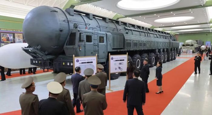 Hãng thông tấn trung ương Triều Tiên (KCNA) ngày 13/10 công bố hình ảnh nhà lãnh đạo Kim Jong-un cùng vợ và con gái tham dự lễ khánh thành Bảo tàng Cách mạng Quốc phòng tại thủ đô Bình Nhưỡng hôm 11/10.