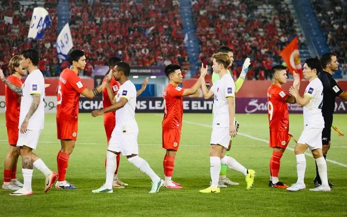Hai đội làm thủ tục trước trận