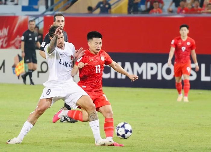 Pha tranh bóng giữa Thành Long và cầu thủ đối phương