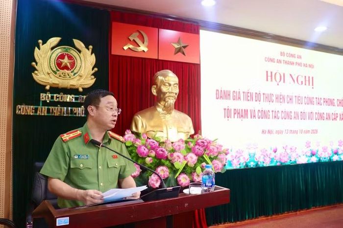 Thượng tá Hồ Lê Quân, Phó Trưởng phòng Tham mưu CATP trình bày báo cáo kết quả thực hiện chỉ tiêu công tác 9 tháng đầu năm 2026 của 20 đơn vị Công an cấp xã.