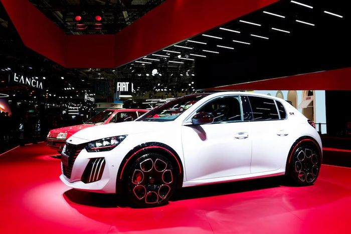 Mẫu xe điện Peugeot E-208 GTi mới được trưng bày tại Triển lãm Ô tô Paris ở Paris, Pháp, ngày 12/10/2026. Nguồn: Reuters.
