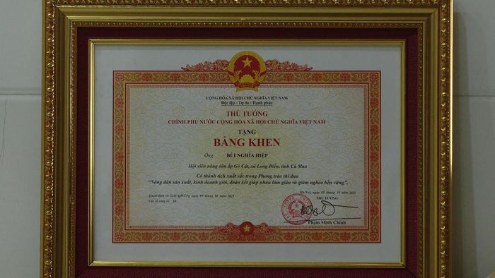 Ông Bùi Nghĩa Hiệp, ngụ ấp Điền Hải, xã Long Điền, tỉnh Cà Mau được Thủ tướng Chính phủ tặng Bằng khen vì đã có thành tích xuất sắc trong phong trào "Nông dân sản xuất, kinh doanh giỏi, đoàn kết giúp nhau làm giàu và giảm nghèo bền vững". Ảnh: Nguyên Du