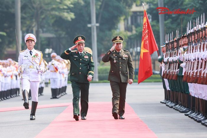 Đại tướng Phan Văn Giang và Đại tướng Tea Seiha duyệt đội danh dự Quân đội nhân dân Việt Nam. Ảnh: Quang Vinh
