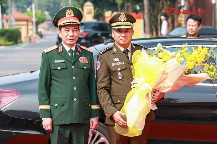 Đại tướng Phan Văn Giang đón Đại tướng Tea Seiha. Ảnh: Quang Vinh