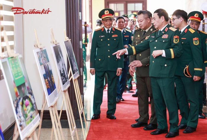 Đại tướng Phan Văn Giang và Đại tướng Tea Seiha tham quan các hình ảnh về quan hệ Việt Nam - Campuchia. Ảnh: Quang Vinh