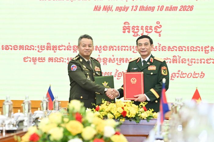 Đại tướng Phan Văn Giang và Đại tướng Tea Seiha ký kế hoạch hợp tác quốc phòng Việt Nam - Campuchia năm 2027. Ảnh: Quang Vinh
