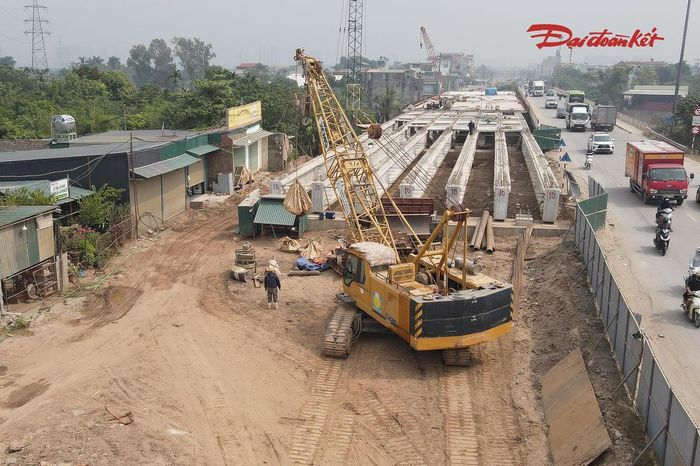 Ngày 13/10, ghi nhận của PV Báo Đại đoàn kết tại khu vực cầu Mai Lĩnh cho thấy, công trường đang tập trung thi công phần cầu bên phải theo kế hoạch. Khoảng một nửa phần cầu bên phải đã được triển khai, trong đó các hạng mục dầm cầu và đổ bê tông bản mặt cầu đang được thực hiện.