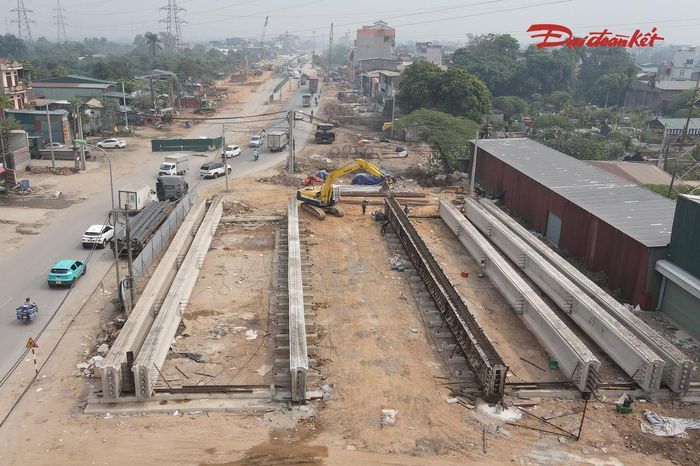 Công nhân khẩn trương đổ dầm cầu tại bãi đúc ngay sát công trường dự án cầu Mai Lĩnh.