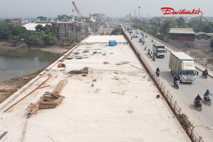 Với chiều dài khoảng 1,03 km, cầu Mai Lĩnh mới được thiết kế gồm 4 làn xe, với hệ thống trụ cầu và kết cấu phần trên được triển khai thi công theo tiến độ dự án.
