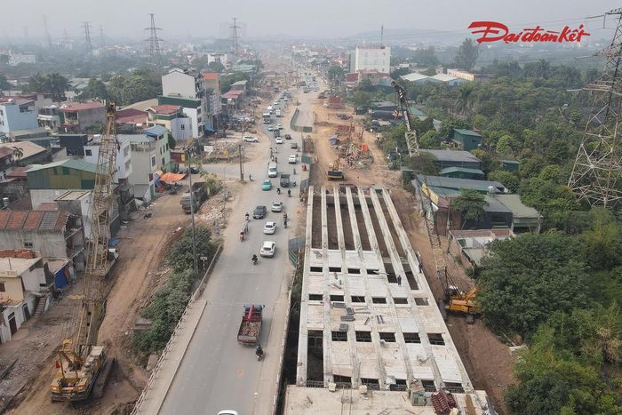 Nhà thầu dựng rào chắn phạm vi thi công cầu Mai Lĩnh, đồng thời mở 1 đoạn đường dài khoảng 50 m phục vụ quá trình triển khai dự án.