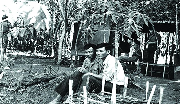 Nhà văn Triệu Bôn (trái) và nhà văn Nam Hà tại chiến trường miền Nam.