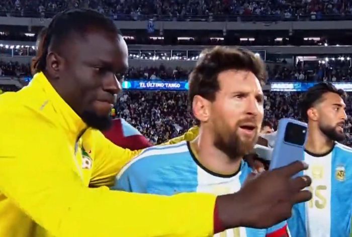  Nhiều cầu thủ Benin cố gắng tiếp cận Messi. 