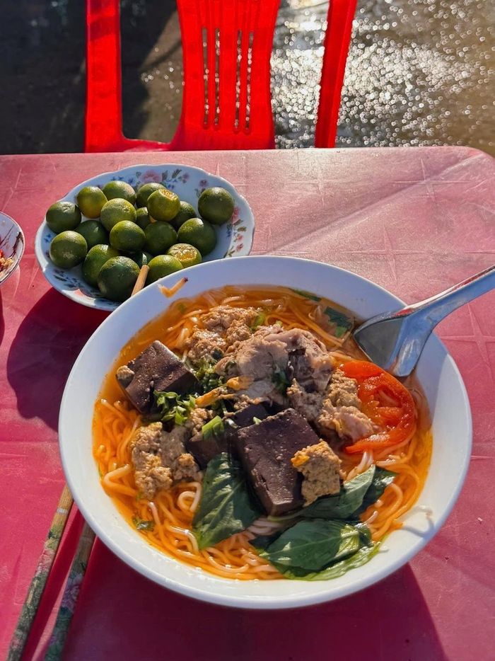 Quán chỉ đơn giản với tủ kính chất đầy nguyên liệu và vài bộ bàn ghế.