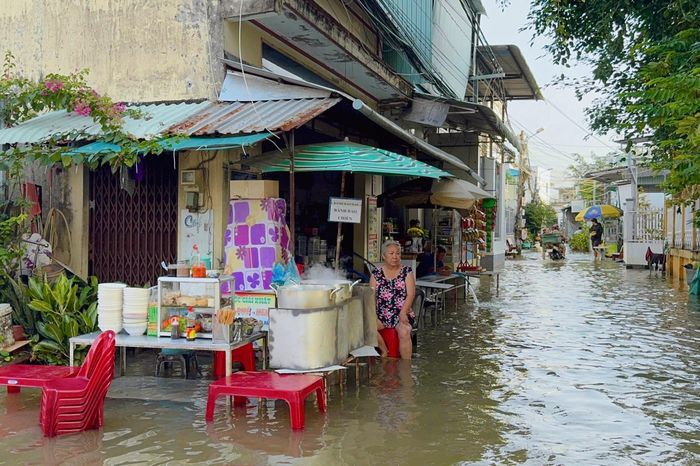 Quán bún riêu ngập nước vào mùa triều cường, ảnh chụp ngày 12/10.