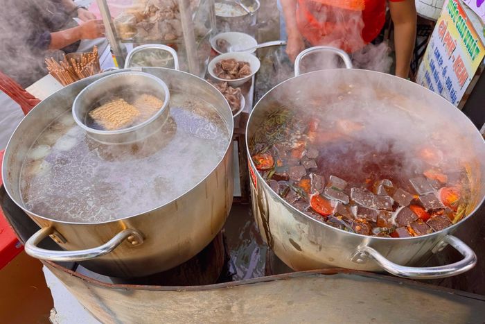  Hai nồi nước dùng được kê cao để giữ than, đảm bảo luôn nghi ngút khói. 