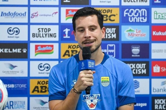 Thom Haye chê bai cơ sở vật chất của Persib Bandung.