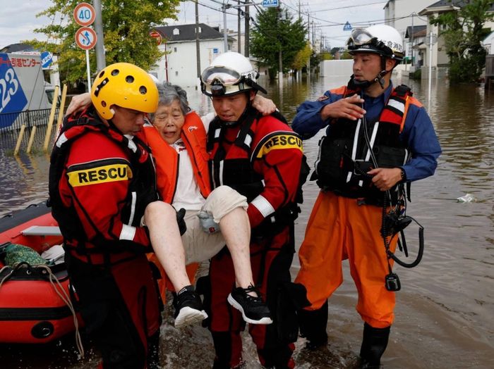  Các nhân viên cứu hỏa khiêng một cụ bà ra khỏi khu vực bị ngập lụt sau cơn bão Dujuan hồi tháng 9. Ảnh: Reuters. 