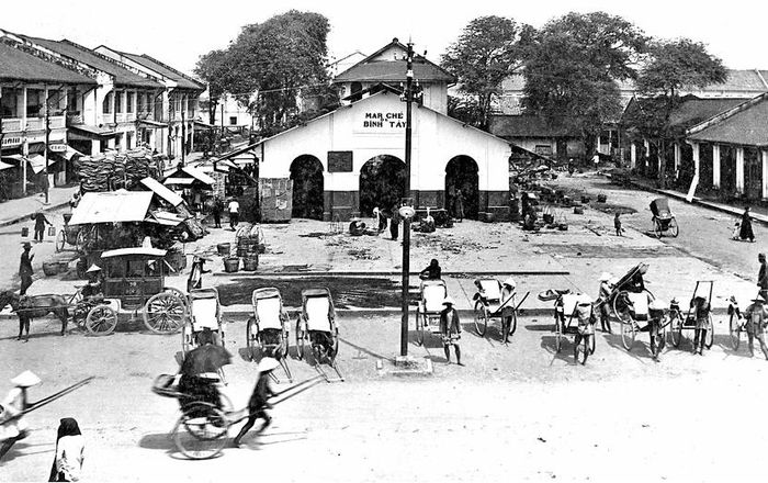  Chợ Bình Tây cũ được xây khoảng thập niên 1880, góc quai de Mytho (nay là đại lộ Võ Văn Kiệt) và đường Bình Tây. Ảnh được chụp từ trên cầu Bình Tây bắc ngang qua kênh Tàu Hủ. Nguồn: Manhhai flickr. 