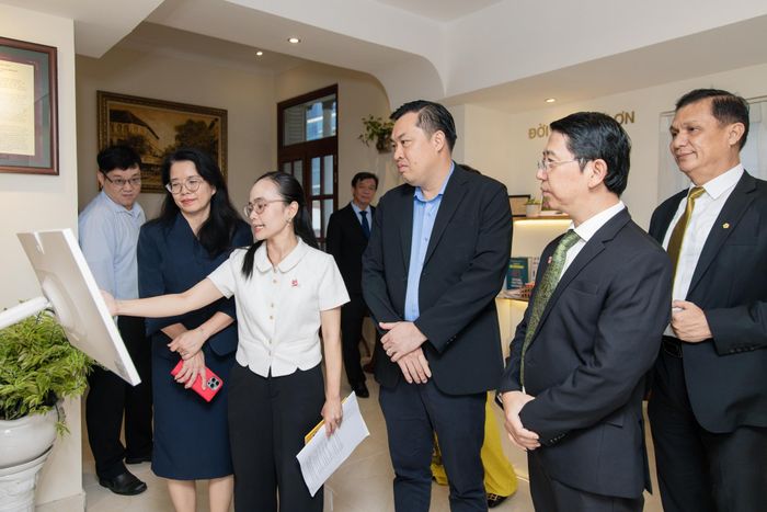  Trước khi bước vào lễ ra mắt chính thức, các đại biểu và khách mời dành thời gian tham quan Không gian văn hóa Hồ Chí Minh. Việc ứng dụng công nghệ vào không gian giúp du khách dễ dàng tiếp cận lịch sử dân tộc Việt Nam. 