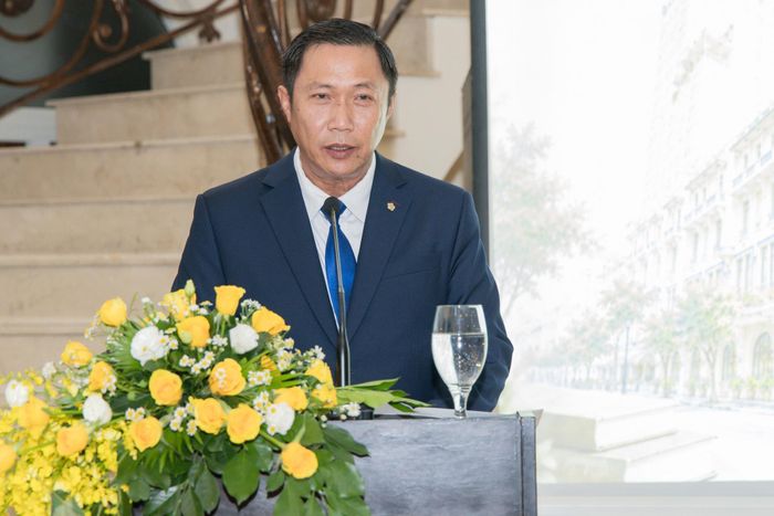  Ông cho biết khách sạn phối hợp với Nhà xuất bản Tổng hợp TP.HCM để đưa các câu chuyện, tác phẩm nghiên cứu của các học giả đến trực tiếp với người đọc . Điểm nhấn trong chuỗi sản phẩm là bộ bưu thiếp gồm 12 mẫu thiết kế, tái hiện từng chặng đường phát triển và những nét đẹp cổ xưa được gìn giữ của TP.HCM. 