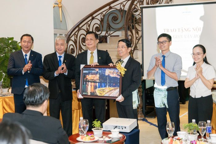  Phát biểu tại sự kiện, ông Nguyễn Thành Lợi, Giám đốc - Tổng biên tập Nhà xuất bản Tổng hợp TP.HCM (thứ ba từ phải sang), nhận định sự hợp tác giữa một đơn vị xuất bản và một khách sạn là điểm giao thoa văn hóa độc đáo khi cả hai cùng chung sứ mệnh tạo nên những trải nghiệm giúp người dân hiểu hơn về vùng đất, lịch sử và con người TP.HCM. 