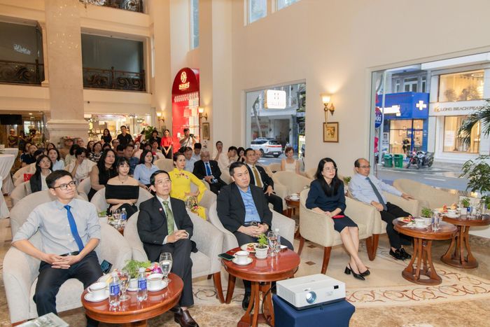  Chương trình có sự hiện diện của lãnh đạo Tổng công ty Du lịch Sài Gòn, Nhà xuất bản Tổng hợp TP.HCM cùng nhiều du khách quốc tế ở Grand Saigon Hotel. 