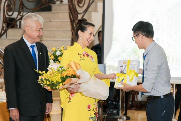  Nhà xuất bản Tổng hợp TP.HCM và Hotel Grand Saigon trao quà tri ân cho nhà văn Isabelle Müller, mở màn cho chuỗi hoạt động giao lưu văn hóa tại khách sạn. Ba nội dung phối hợp giữa Nhà xuất bản Tổng hợp TP.HCM và khách sạn bao gồm: phát hành bộ bưu thiếp kể chuyện Sài Gòn - TP.HCM bằng ngôn ngữ hình ảnh, trang bị nội dung số về Chủ tịch Hồ Chí Minh tại Không gian văn hóa và định kỳ hàng quý tổ chức các chương trình tọa đàm, giao lưu tác giả. 