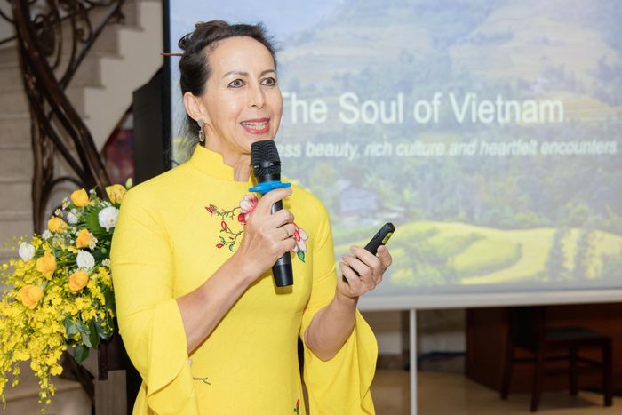  Trong phần giao lưu, tác giả Isabelle Müller, có mẹ người Việt và cha người Pháp, chia sẻ cảm nhận về sự phát triển của văn hóa đọc tại Việt Nam và những góc nhìn văn hóa qua các tác phẩm của bà. Buổi trò chuyện thu hút sự quan tâm của nhiều du khách quốc tế đang lưu trú tại khách sạn. Sau chương trình, du khách có thể trải nghiệm khu vực trưng bày sách theo 3 chủ đề Lịch sử - Văn hóa - Đời sống cũng như viết những dòng chữ lưu niệm lên bưu thiếp gửi tặng người thân. 